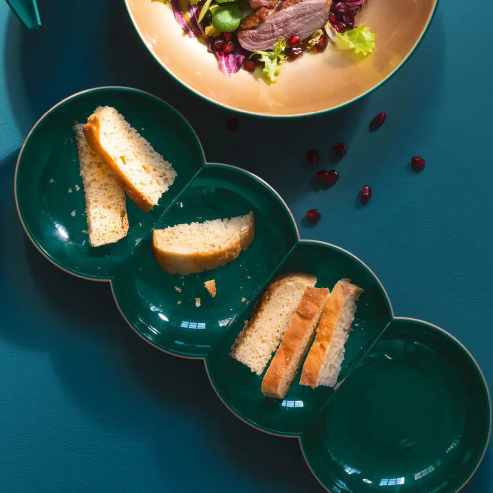 Allegra Servierperle petrol / gold befüllt auf stilvoll dekoriertem Tisch