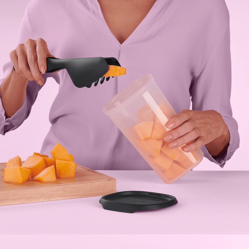 DerTupperonkel.de - Transparente Vorratsdose mit 1,25 L Volumen - Frau entnimmt Mangostücke
