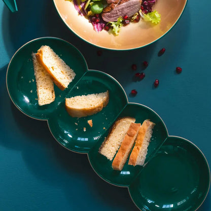 Allegra Servierperle petrol / gold befüllt auf stilvoll dekoriertem Tisch