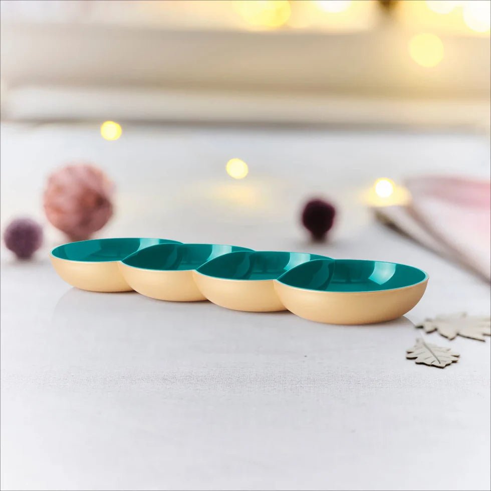 Allegra Servierperle petrol / gold in harmonischer Beleuchtung